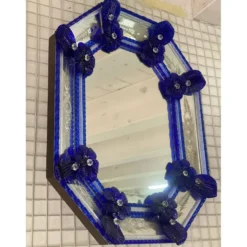 Miroir octogonal en verre de Murano italien élégant avec détails floraux bleus sculptés.