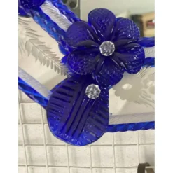 Miroir octogonal en verre de Murano italien élégant avec détails floraux bleus sculptés.