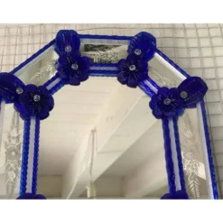 Miroir octogonal en verre de Murano italien élégant avec détails floraux bleus sculptés.