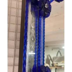 Miroir octogonal en verre de Murano italien élégant avec détails floraux bleus sculptés.