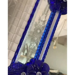Miroir octogonal en verre de Murano italien élégant avec détails floraux bleus sculptés.