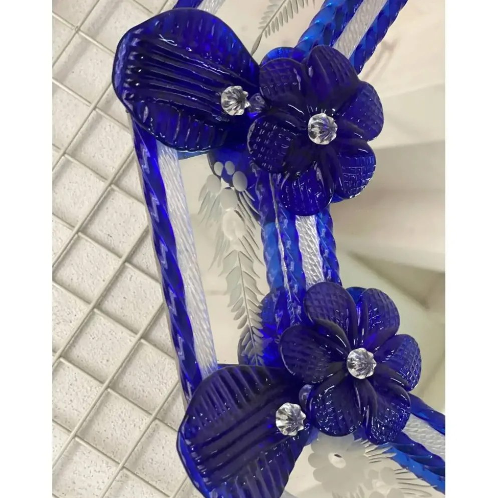 Miroir octogonal en verre de Murano italien élégant avec détails floraux bleus sculptés.