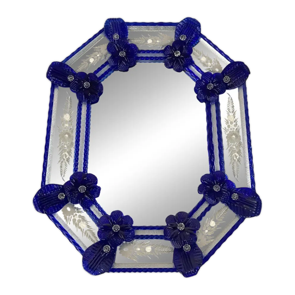 Miroir octogonal en verre de Murano italien élégant avec détails floraux bleus sculptés.