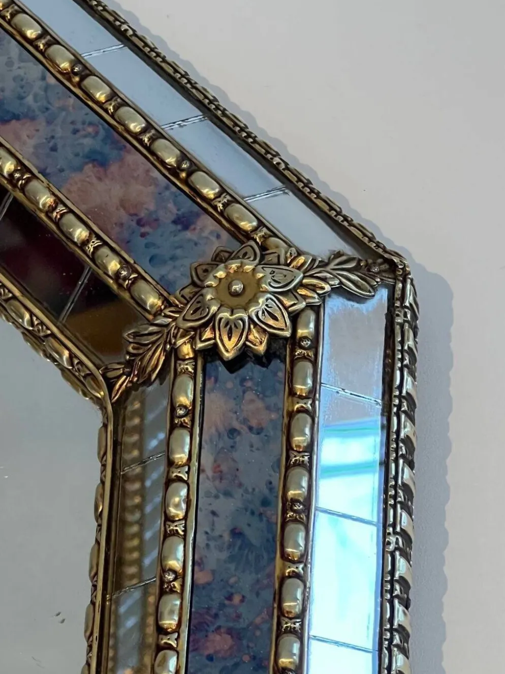 Miroir Octogonal à Facettes et Guirlandes de Laiton — Travail Français, Ver