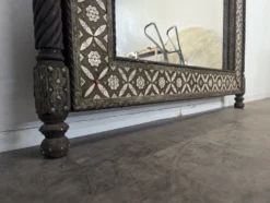 Miroir orientaliste avec incrustations d'os et cabochons de pierres dures