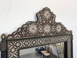 Miroir orientaliste avec incrustations d'os et cabochons de pierres dures