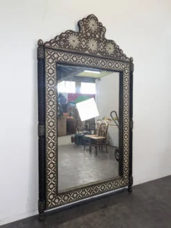 Miroir orientaliste avec incrustations d'os et cabochons de pierres dures