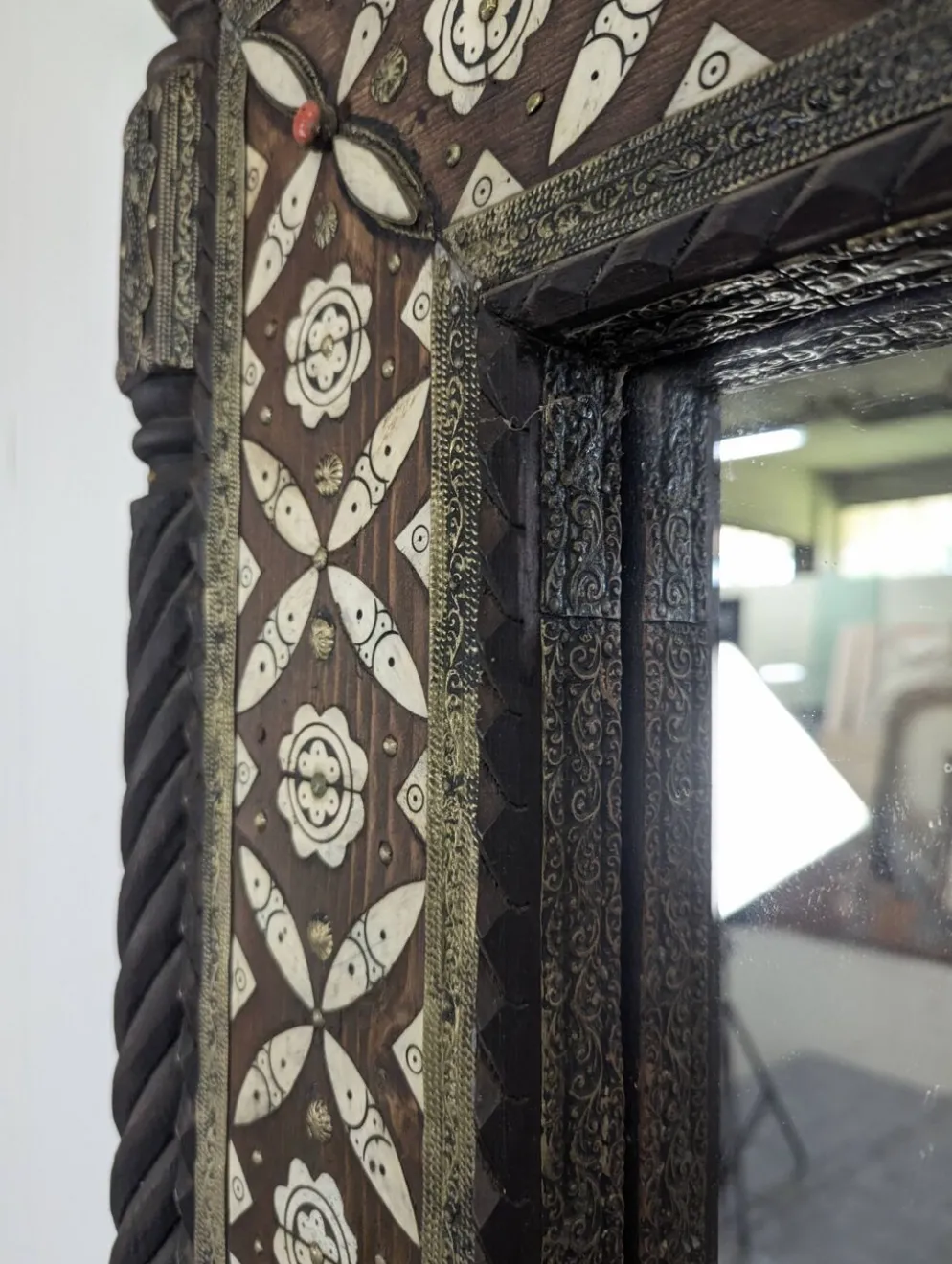 Miroir orientaliste avec incrustations d'os et cabochons de pierres dures