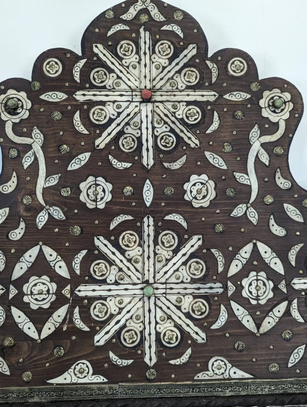 Miroir orientaliste avec incrustations d'os et cabochons de pierres dures