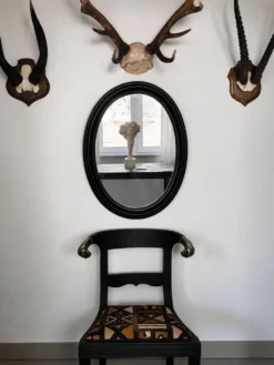 Miroir ovale ancien en bois patiné noir