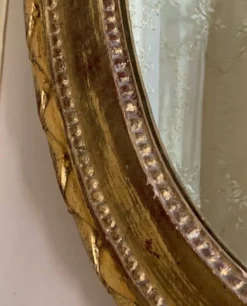 Miroir ovale ancien à la feuille d'or – Fronton nœud & motifs floraux style