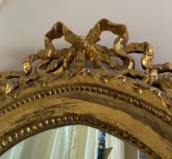 Miroir ovale ancien à la feuille d'or – Fronton nœud & motifs floraux style