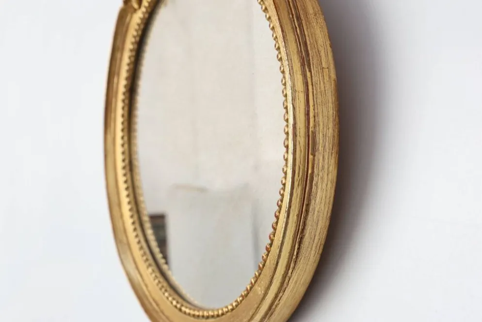 Miroir ovale en bois doré avec un fronton floral de style rococo, milieu du 20e siècle