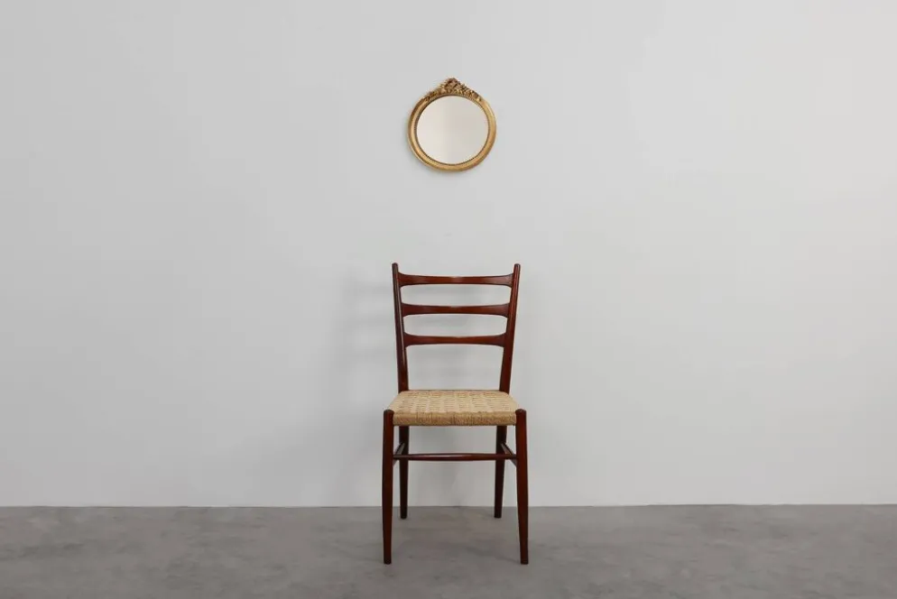 Miroir ovale en bois doré avec un fronton floral de style rococo, milieu du 20e siècle