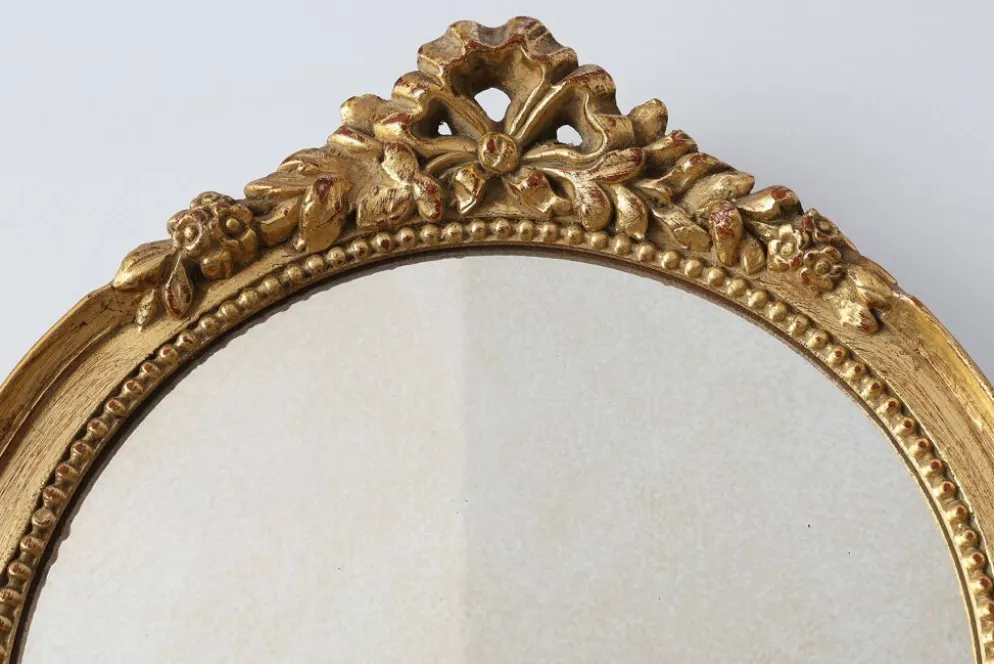 Miroir ovale en bois doré avec un fronton floral de style rococo, milieu du 20e siècle