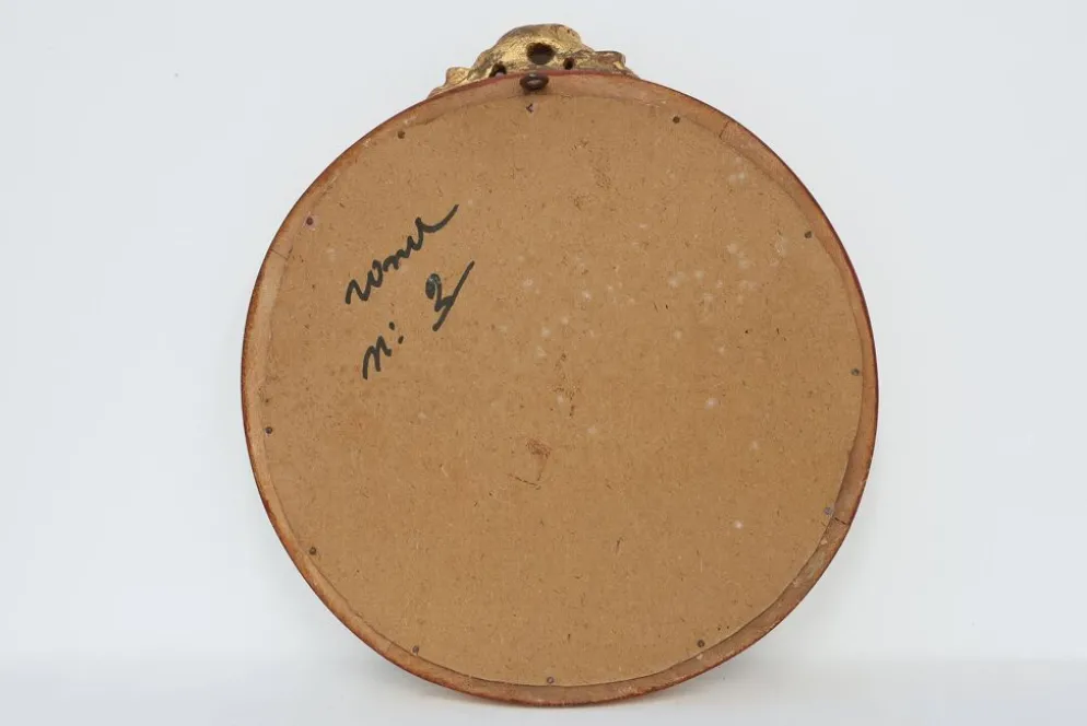 Miroir ovale en bois doré avec un fronton floral de style rococo, milieu du 20e siècle