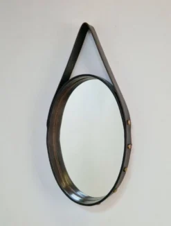 Miroir ovale en cuir florentin en laiton par Jacques Adnet, années 1960