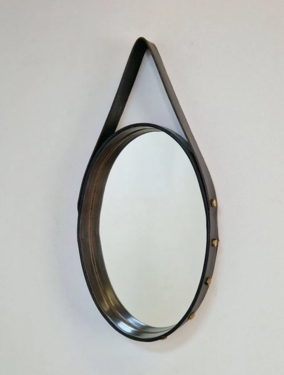 Miroir ovale en cuir florentin en laiton par Jacques Adnet, années 1960