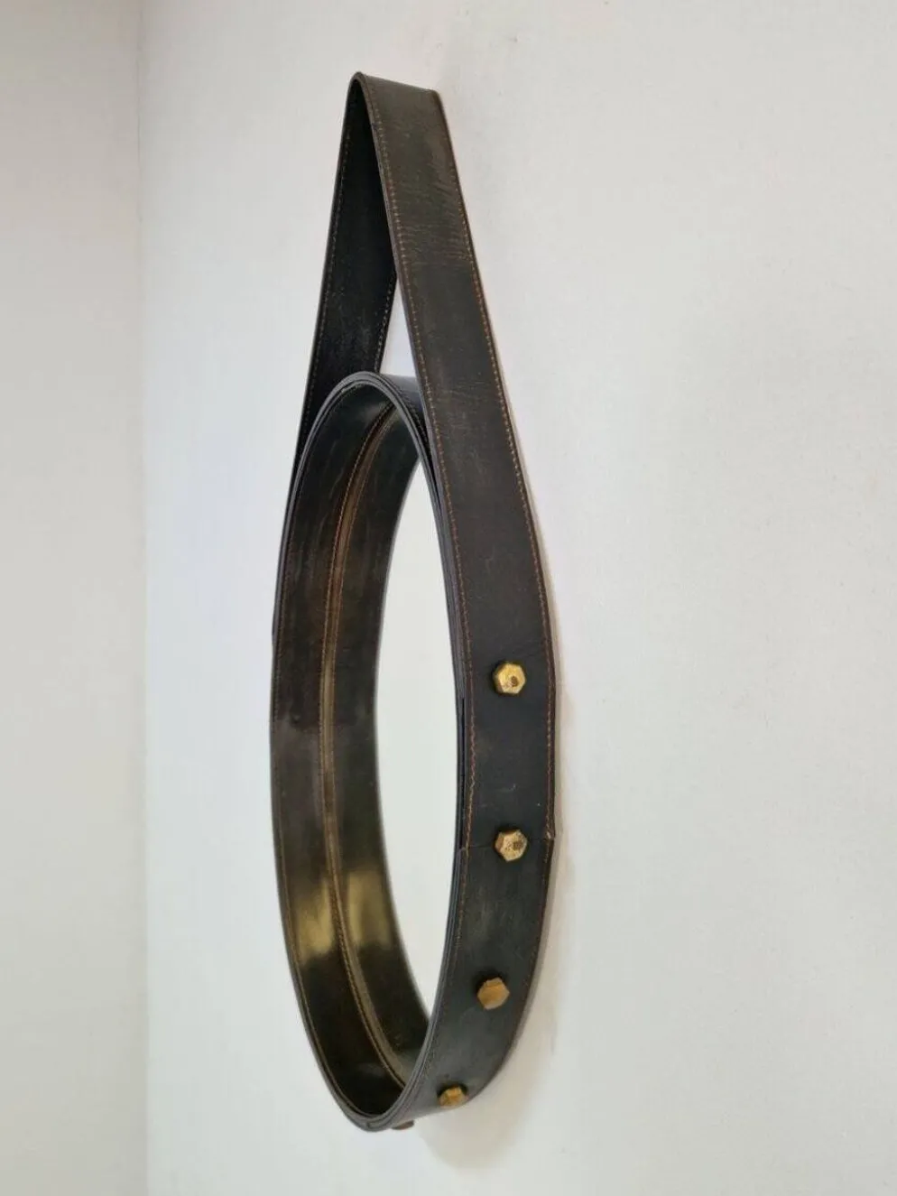Miroir ovale en cuir florentin en laiton par Jacques Adnet, années 1960