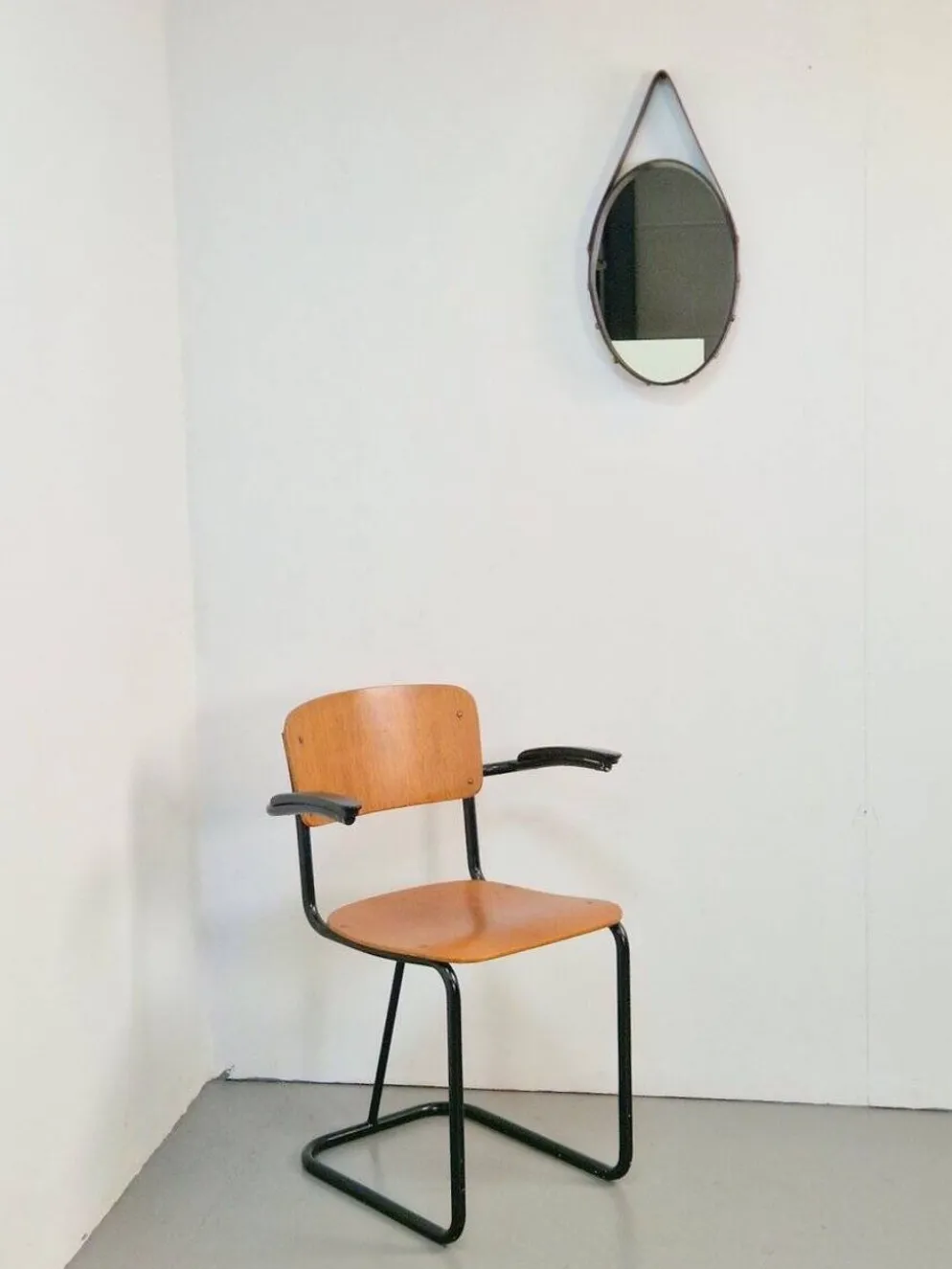 Miroir ovale en cuir florentin en laiton par Jacques Adnet, années 1960