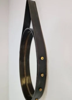 Miroir ovale en cuir florentin en laiton par Jacques Adnet, années 1960