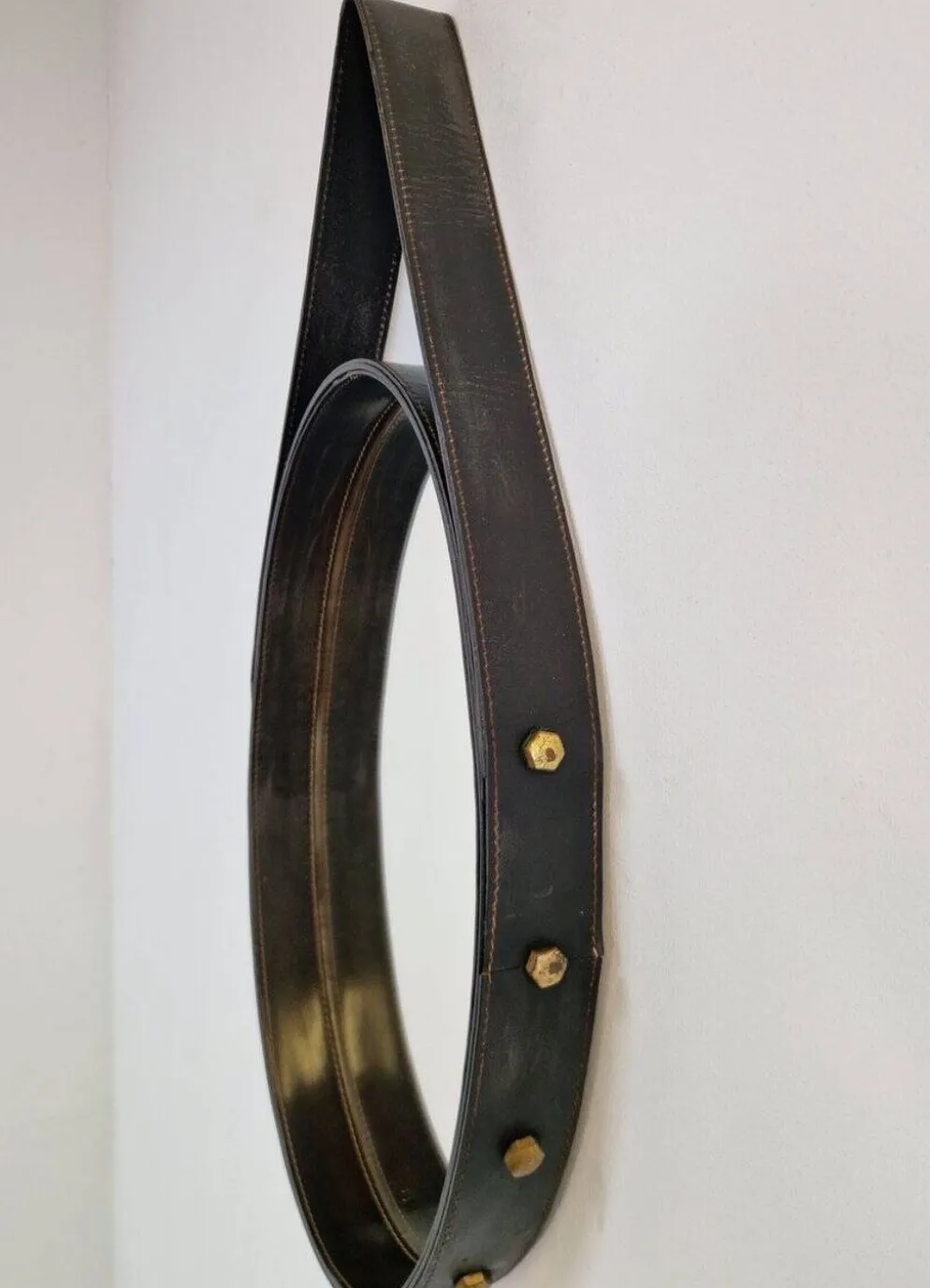 Miroir ovale en cuir florentin en laiton par Jacques Adnet, années 1960