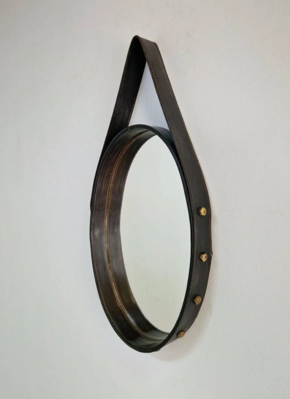 Miroir ovale en cuir florentin en laiton par Jacques Adnet, années 1960