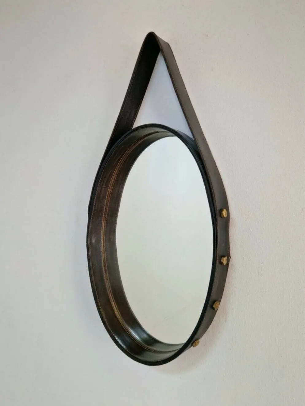 Miroir ovale en cuir florentin en laiton par Jacques Adnet, années 1960