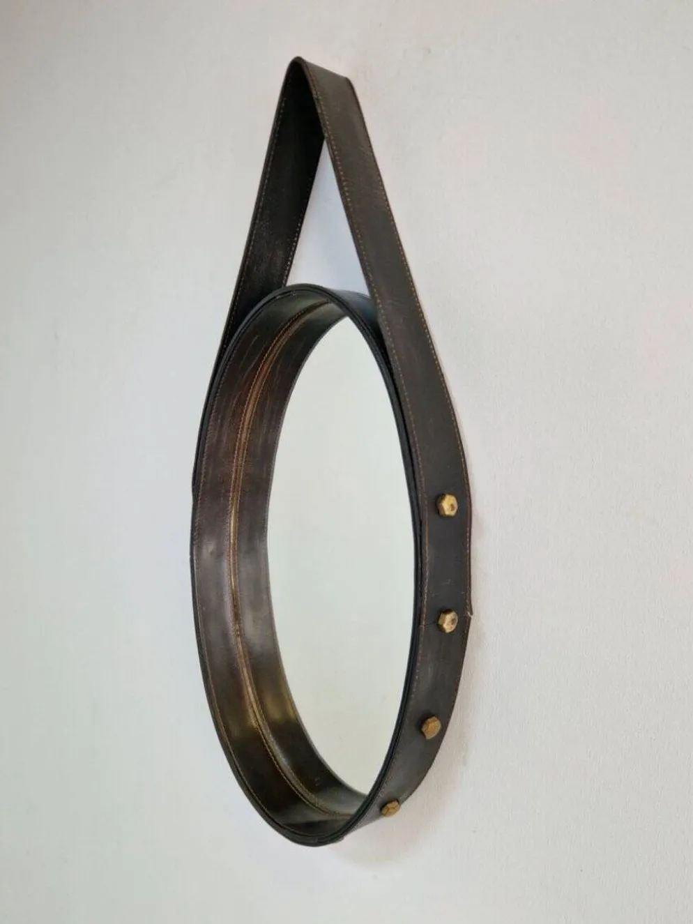 Miroir ovale en cuir florentin en laiton par Jacques Adnet, années 1960