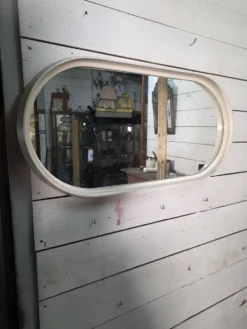 Miroir ovale en laqué blanc des années 70