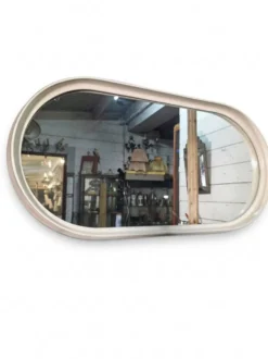 Miroir ovale en laqué blanc des années 70