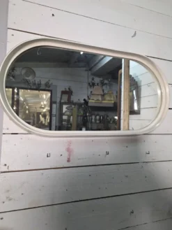 Miroir ovale en laqué blanc des années 70
