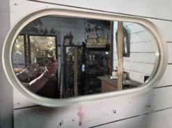 Miroir ovale en laqué blanc des années 70