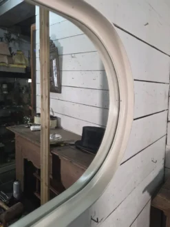 Miroir ovale en laqué blanc des années 70
