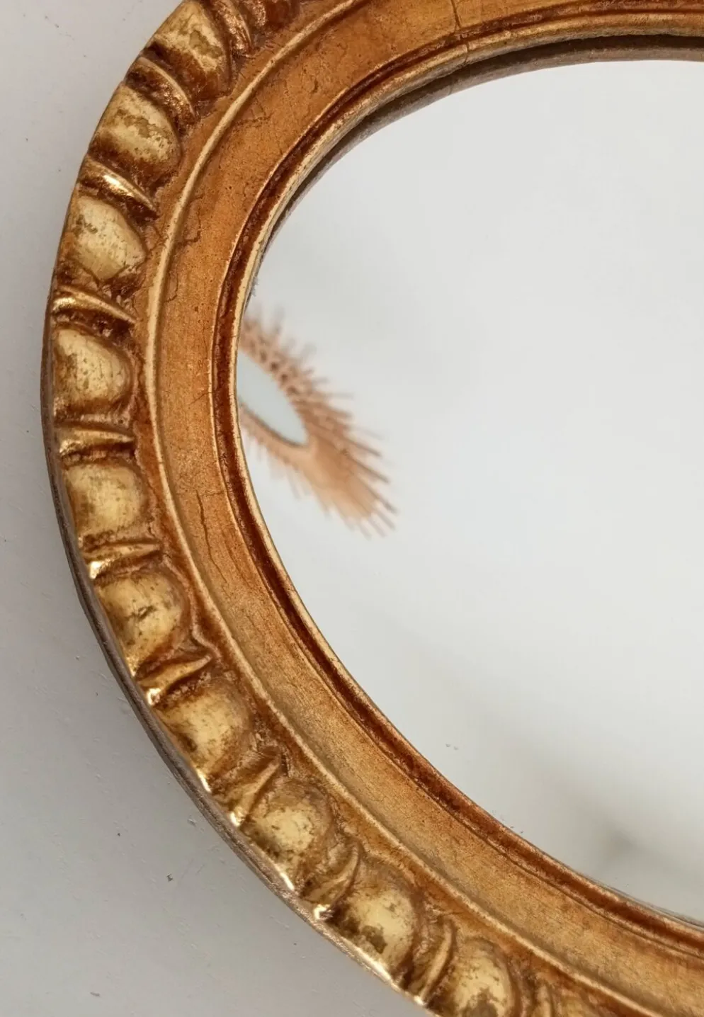 Miroir ovale italien vintage en bois doré
