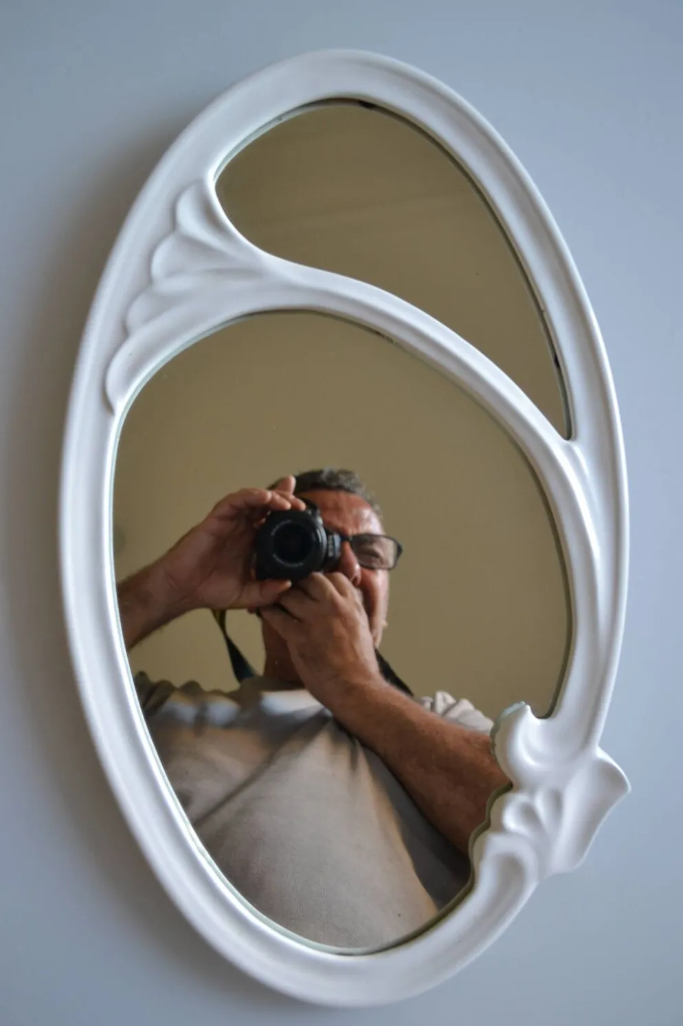Miroir ovale style art nouveau Jugendstil en fonte de fer émaillée 49 x 29