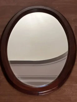 Miroir ovale vintage en bois teinté – 66 × 48,5 cm