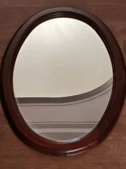 Miroir ovale vintage en bois teinté – 66 × 48,5 cm
