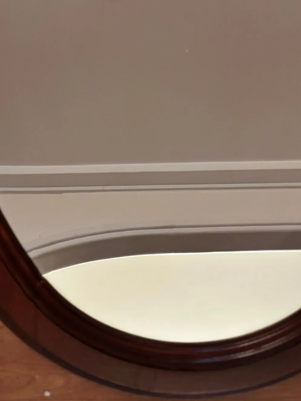 Miroir ovale vintage en bois teinté – 66 × 48,5 cm