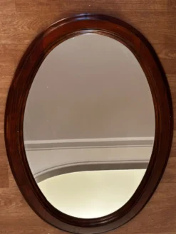 Miroir ovale vintage en bois teinté – 66 × 48,5 cm