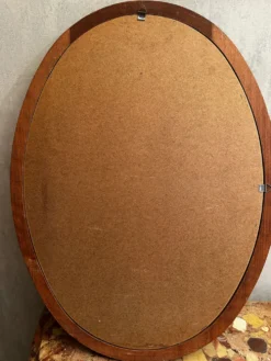 Miroir ovale vintage en bois teinté – 66 × 48,5 cm