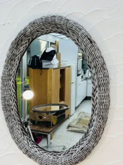 Miroir ovale vintage en osier tressé années 60