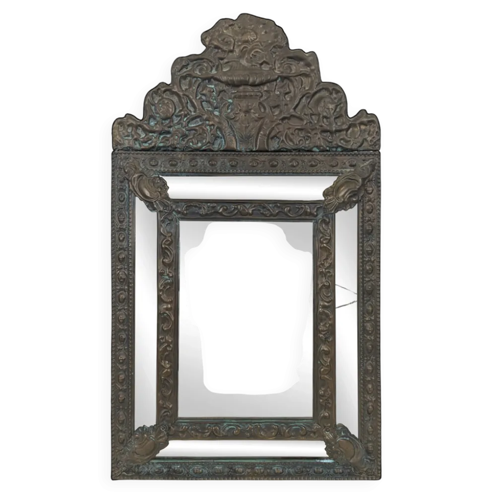 Miroir à parecloses en laiton repoussé de style hollandais