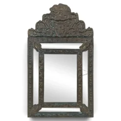 Miroir à parecloses en laiton repoussé de style hollandais