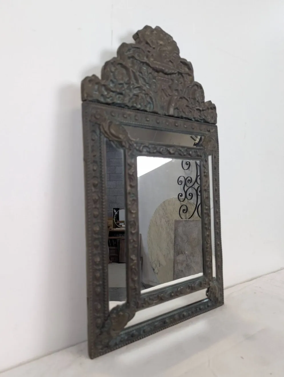 Miroir à parecloses en laiton repoussé de style hollandais