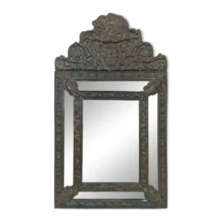 Miroir à parecloses en laiton repoussé de style hollandais