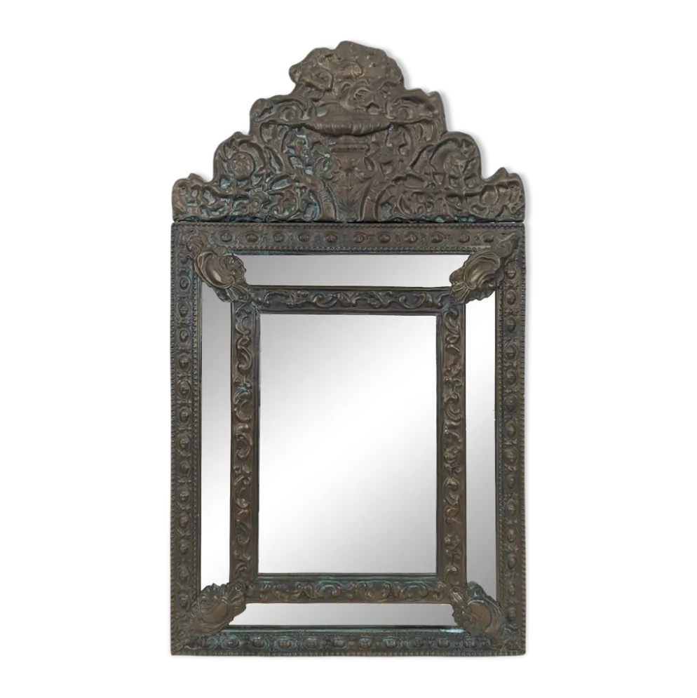 Miroir à parecloses en laiton repoussé de style hollandais
