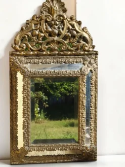Miroir à parecloses en laiton repoussé, style Louis XIV