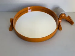 Miroir plastique orange inclinable avec son applique assortie