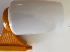 Miroir plastique orange inclinable avec son applique assortie